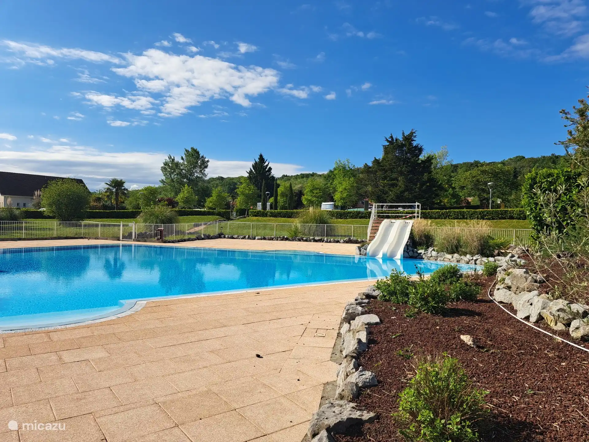 Este es el segundo ba&#241;o. En verano, se abre el divertido tobog&#225;n. Adem&#225;s, hay una ba&#241;era para ni&#241;os peque&#241;os / beb&#233;s. Se llega aqu&#237; a trav&#233;s de una puerta. 