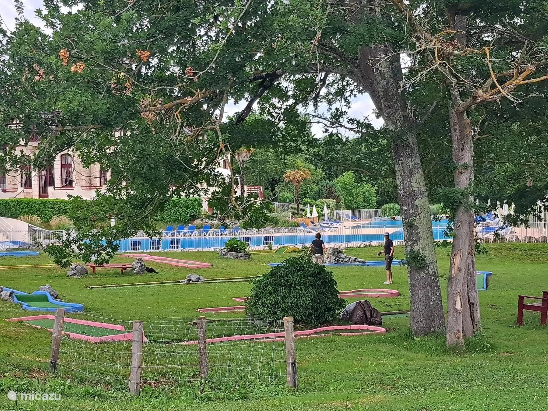 No tienes que salir del parque para relajarte. Adem&#225;s de nataci&#243;n, petanca, tenis y voleibol, tambi&#233;n se puede jugar al minigolf. 