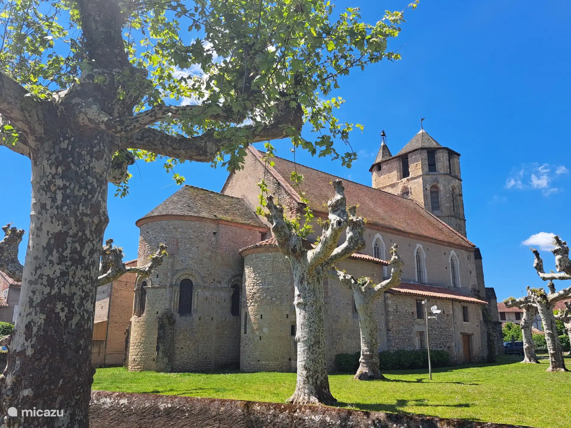 Daumazan-sur-Arize es un pueblo t&#237;pico del sur de Francia. Puede ir al pueblo para sus compras diarias y hay una panader&#237;a y una carnicer&#237;a. Tambi&#233;n hay algunos caf&#233;s, un banco y una farmacia. Los viernes se puede recoger pizza. &#161;Recomendado!