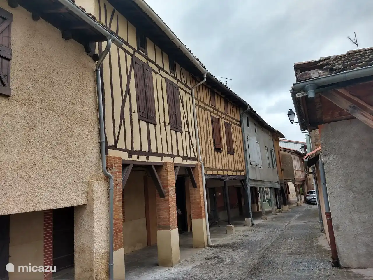 Daumazan-sur-Arize es un t&#237;pico pueblo del sur de Francia. Puedes ir al pueblo a hacer la compra diaria y hay una panader&#237;a y una carnicer&#237;a. Tambi&#233;n hay algunas cafeter&#237;as, un banco y una farmacia. Puedes recoger pizza los viernes. &#161;Recomendado!