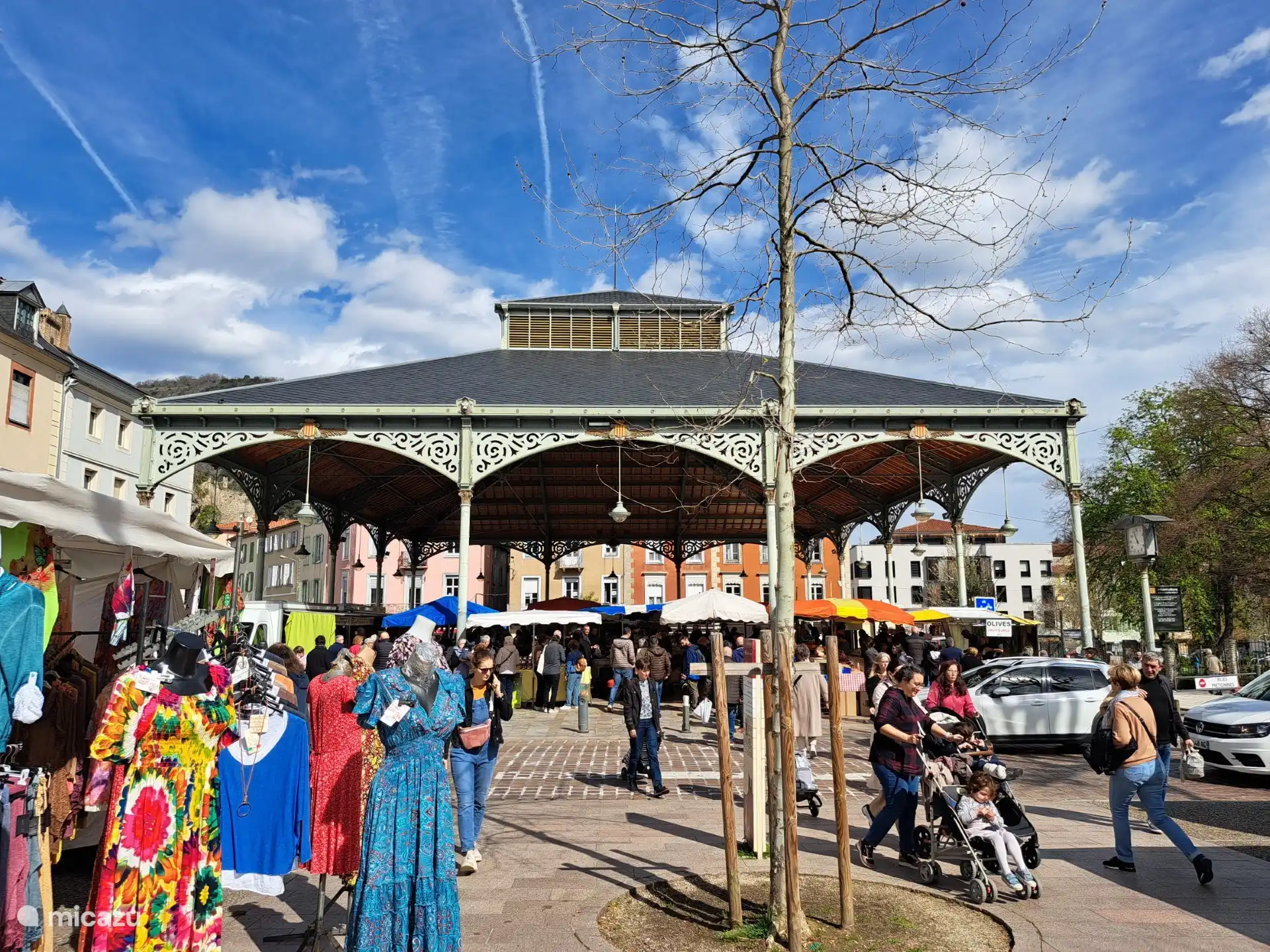 &#161;Este es el mercado de Foix! Los viernes una simp&#225;tica &#39;pandilla&#39;. Con mucha fruta y comida. 
