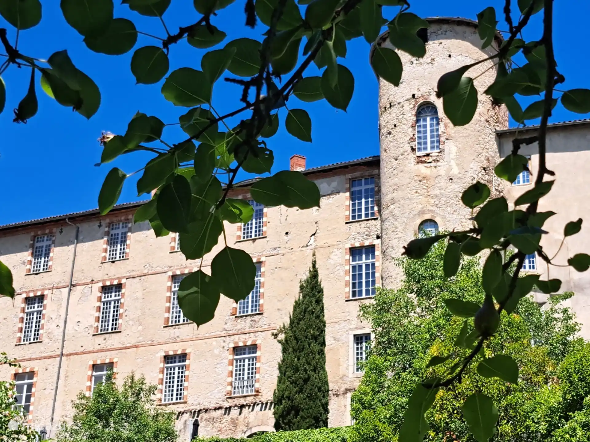 Los s&#225;bados hay un gran mercado en Saint Girons. Llega a tiempo para que puedas aparcar tu coche correctamente. Un pueblo m&#225;s lejos es Saint Lizier. Mucho m&#225;s tranquila que Saint Girons y se puede pasear por las antiguas calles del pueblo 