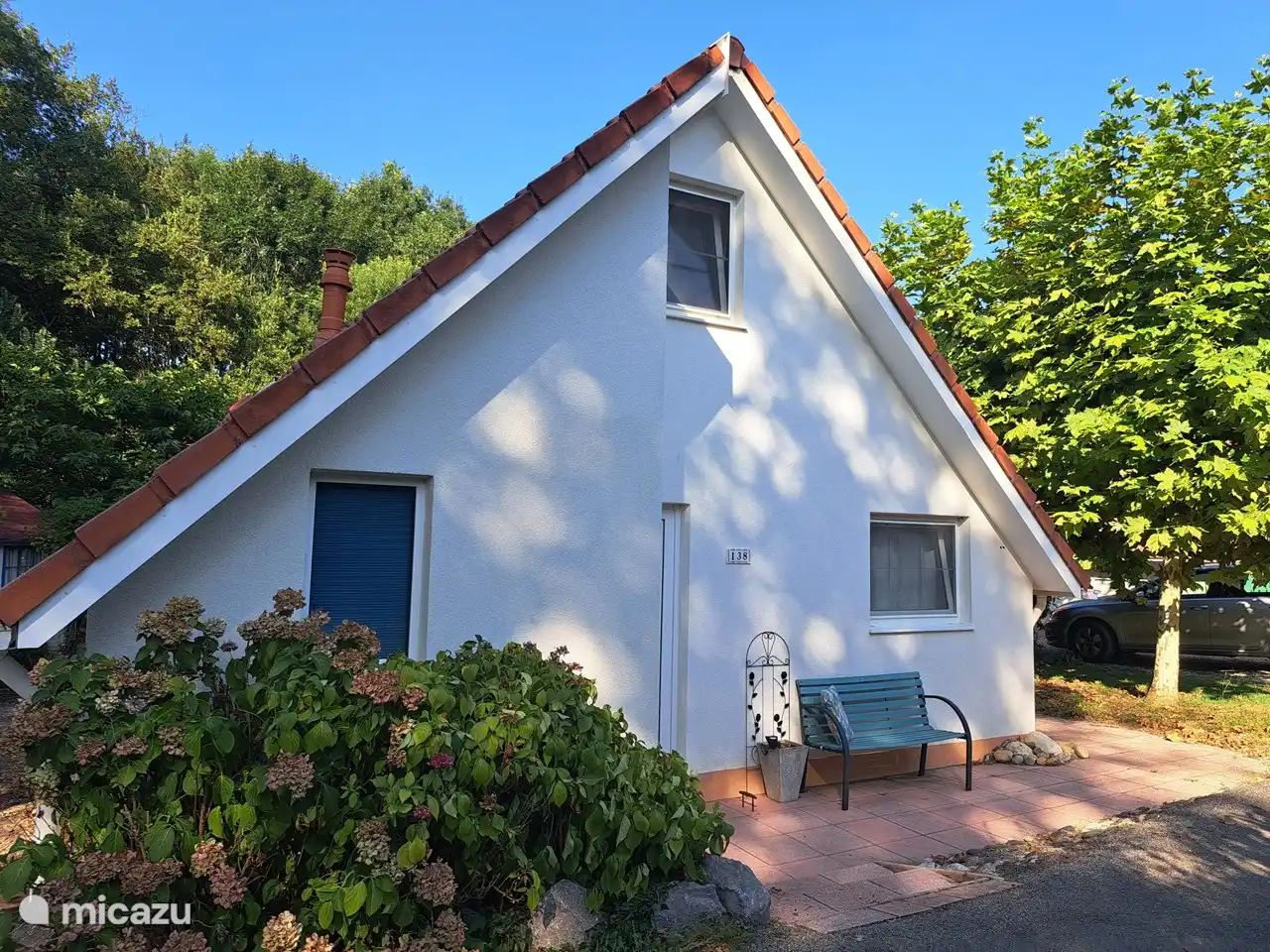 La casa se encuentra en el borde del parque. Maravillosamente tranquilo y debido al gran jard&#237;n, su privacidad est&#225; garantizada. Debido a su ubicaci&#243;n, siempre puedes elegir si quieres sentarte al sol o no. Leer un libro. Un juego para jugar. O para tomar tranquilamente una taza de caf&#233;. &#161;Esperamos verte pronto!