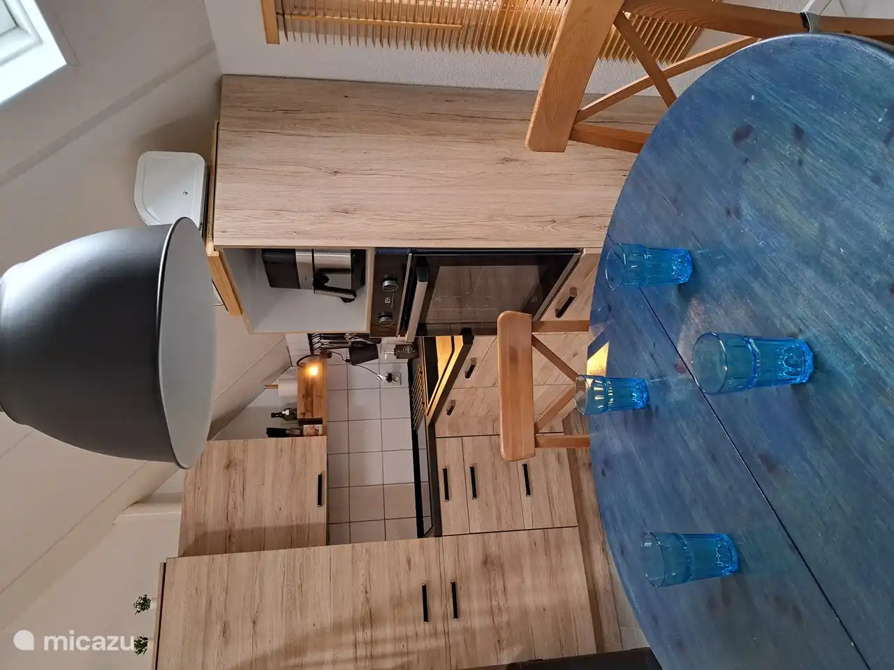 &#161;Cocina a estrenar que est&#225; totalmente equipada! Al lado de la cocina se encuentra la mesa de comedor. En el trastero se encuentra la pieza intermedia, que hace que la mesa sea apta para 6 personas. 