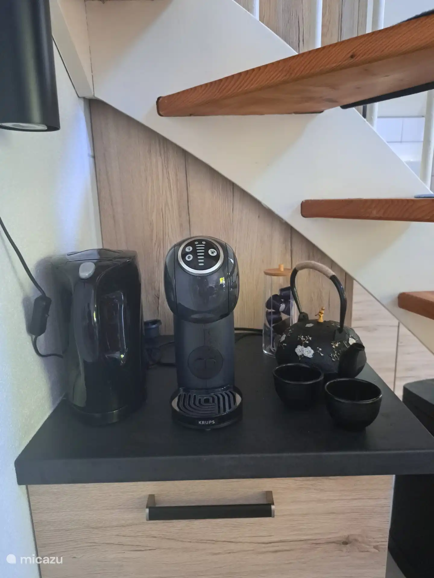 &#161;Esta es la cafeter&#237;a! Prepara una buena taza de t&#233; o un espresso. O capuchino. Eso es posible con el Dolce Gusto. 