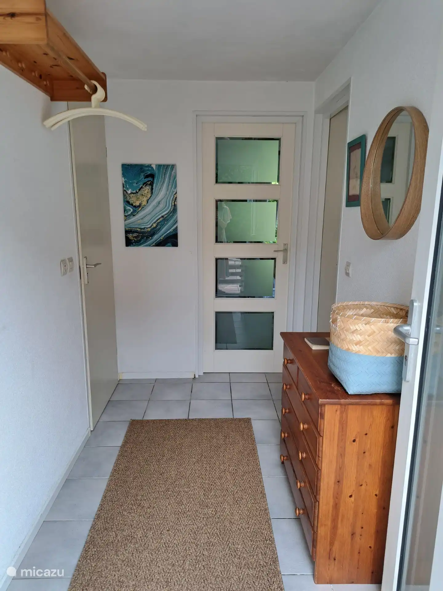 Se accede a la casa por la amplia entrada. A la izquierda est&#225; el aseo separado con el ba&#241;o al lado. En el lado derecho hay un dormitorio doble. La cuarta puerta da acceso al sal&#243;n y a la cocina. 