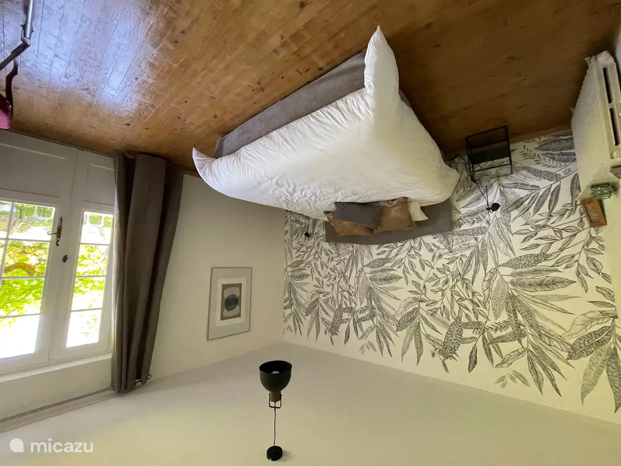 Eén slaapkamer met openslaande deuren naar de tuin. Kingsize bed.