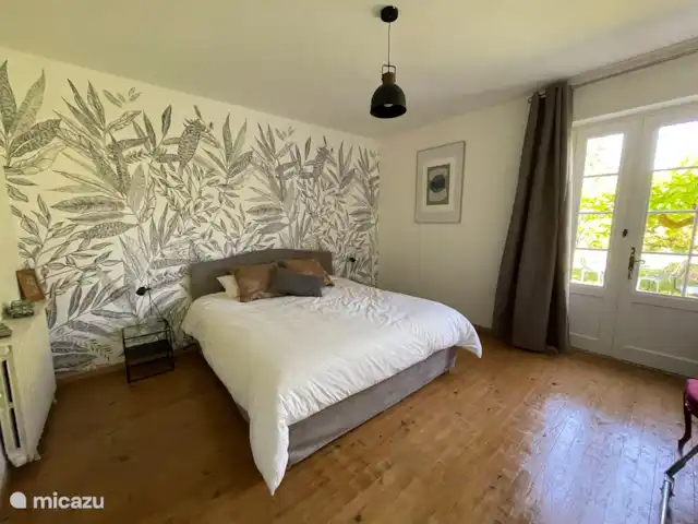 Villa dans village typique Dordogne | France, Dordogne, Trémolat - villa Une chambre avec porte fenêtre sur le jardin. Lit king size.