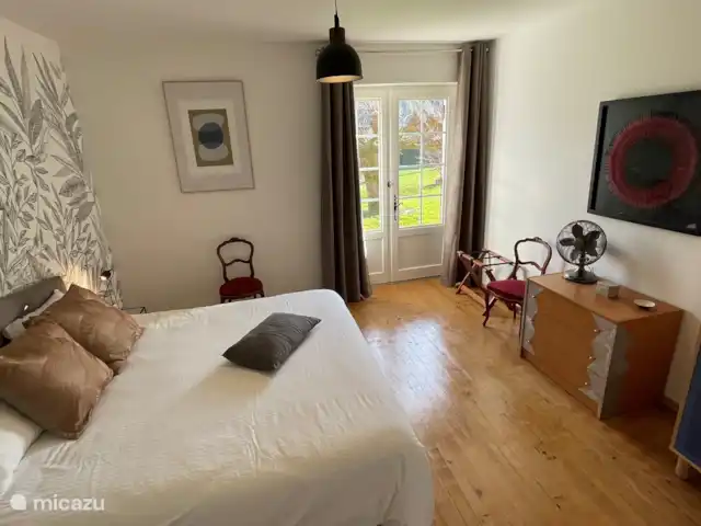 Villa dans village typique Dordogne | France, Dordogne, Trémolat - villa Chambre avec porte fenêtre sur le jardin. Lit king size.
