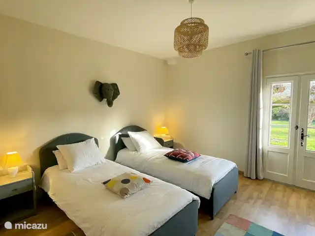 Villa dans village typique Dordogne | France, Dordogne, Trémolat - villa Une chambre avec porte fenêtre sur le jardin. Deux lits simples.