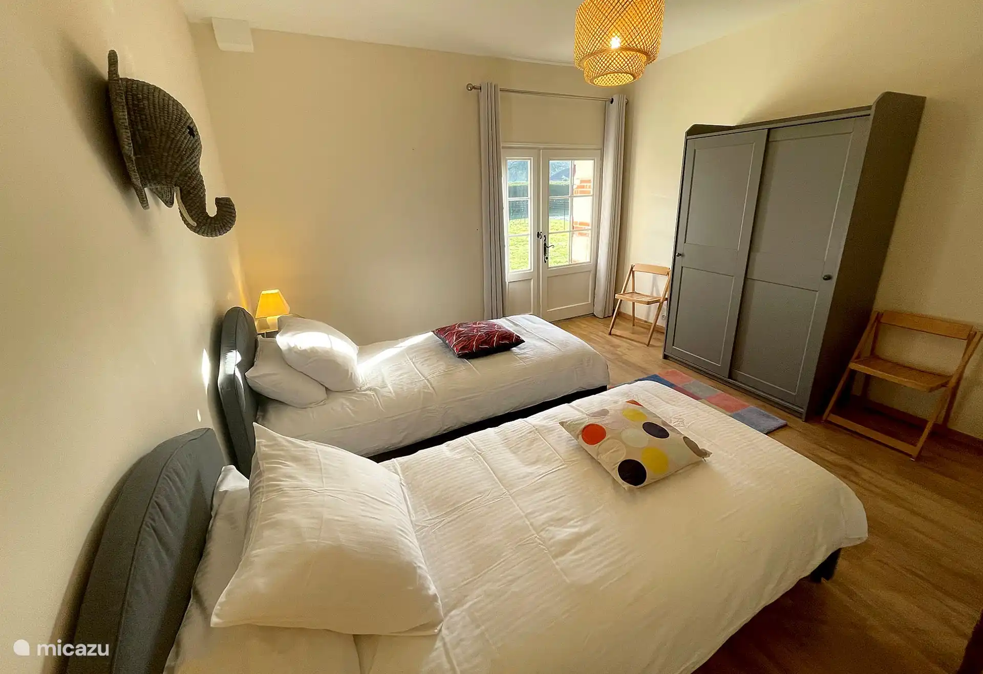 Eén slaapkamer met openslaande deuren naar de tuin. Twee eenpersoonsbedden.