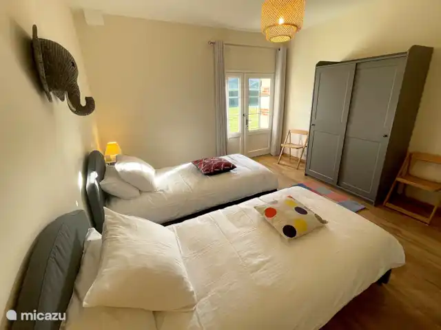 Villa dans village typique Dordogne | France, Dordogne, Trémolat - villa Une chambre avec porte fenêtre sur le jardin. Deux lits simples.