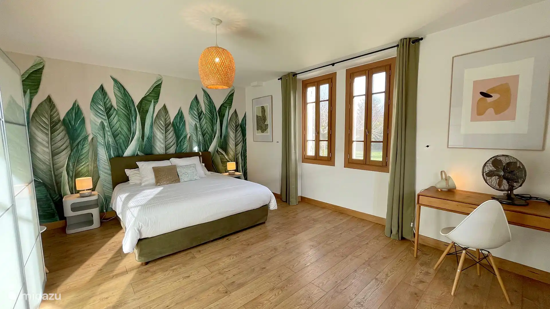 Grote slaapkamer met dubbele belichting. Kingsize bed.