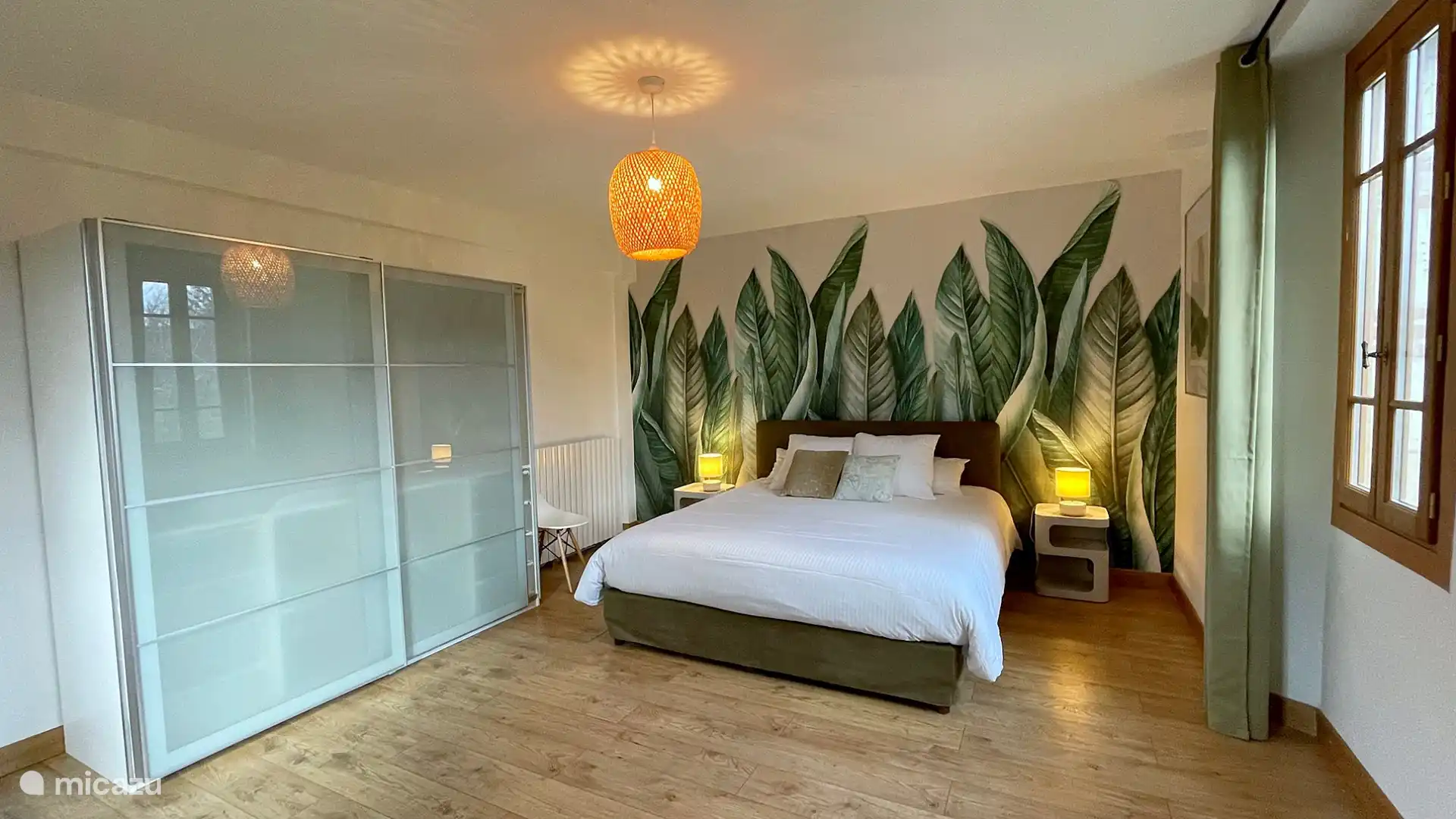 Grote slaapkamer met dubbele belichting. Kingsize bed.