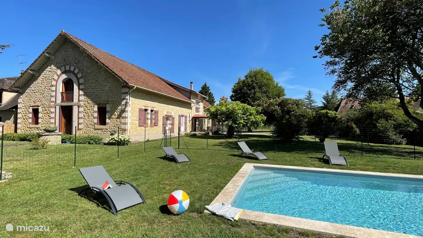 Het privé zwembad, de tuin en de villa