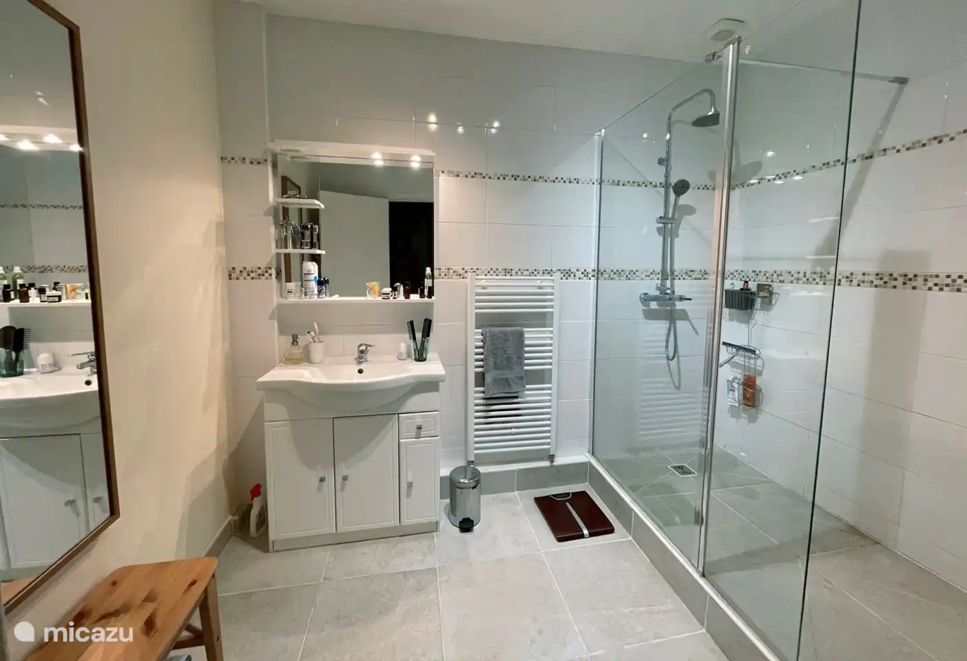 Badkamer met grote douche