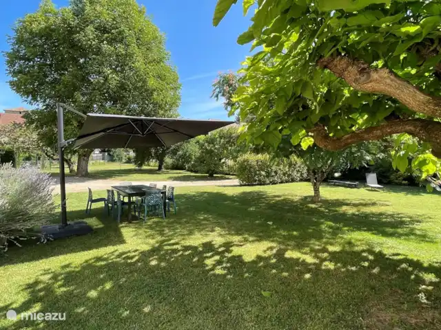 Villa dans village typique Dordogne | France, Dordogne, Trémolat - villa Le jardin arboré dispose d'une grande table et d'un grand parasol