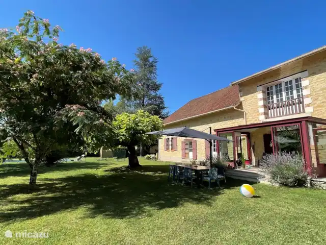 Villa dans village typique Dordogne | France, Dordogne, Trémolat - villa Le jardin arboré dispose d'une grande table et d'un grand parasol