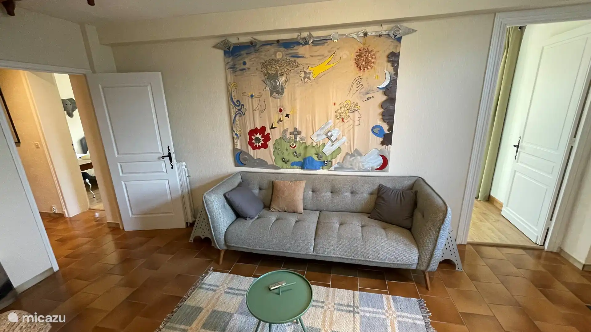 De hoofdingang en de kleine woonkamer