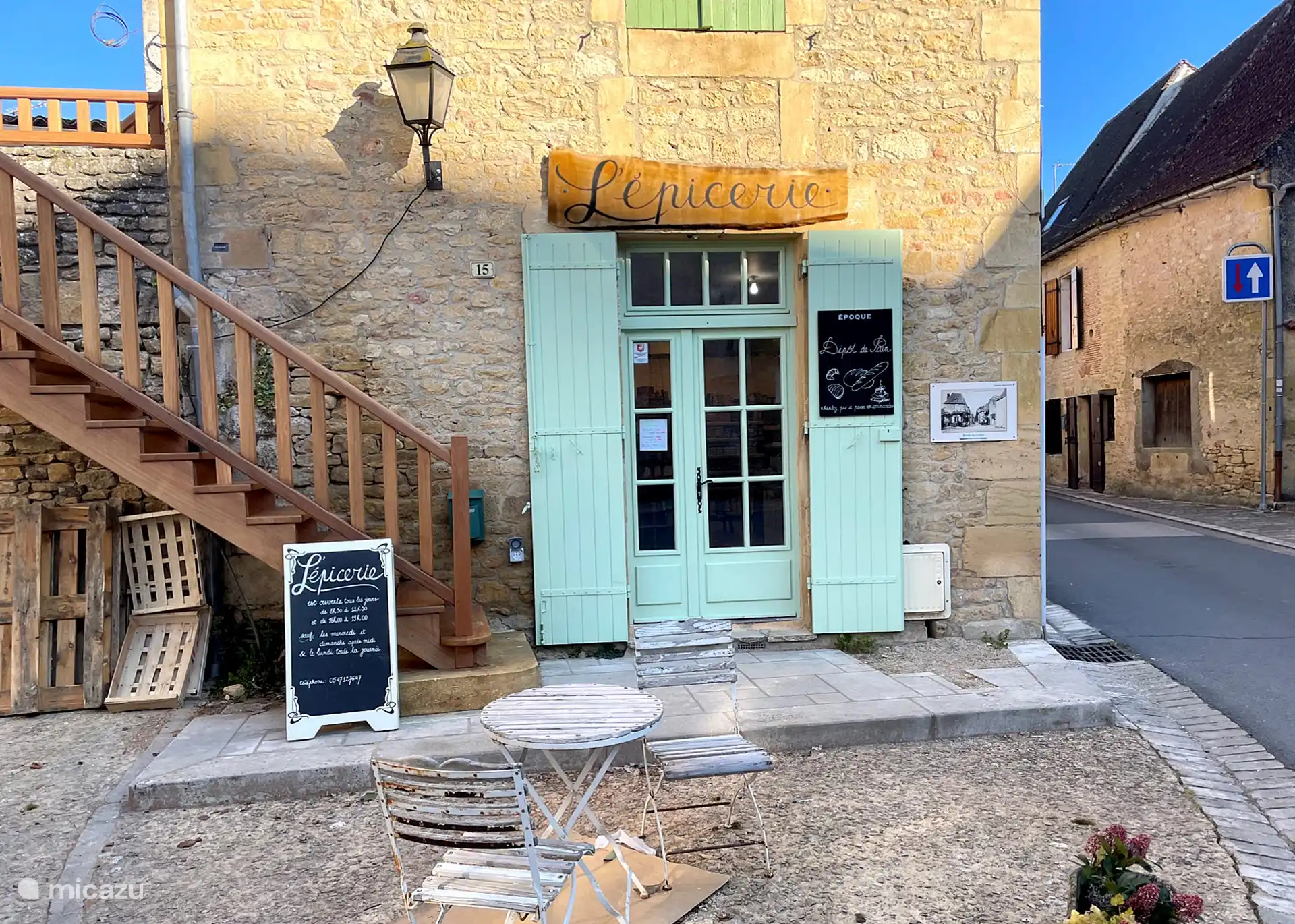 De grote kruidenierswinkel van het dorp, met brooddepot, ligt op vijf minuten lopen.