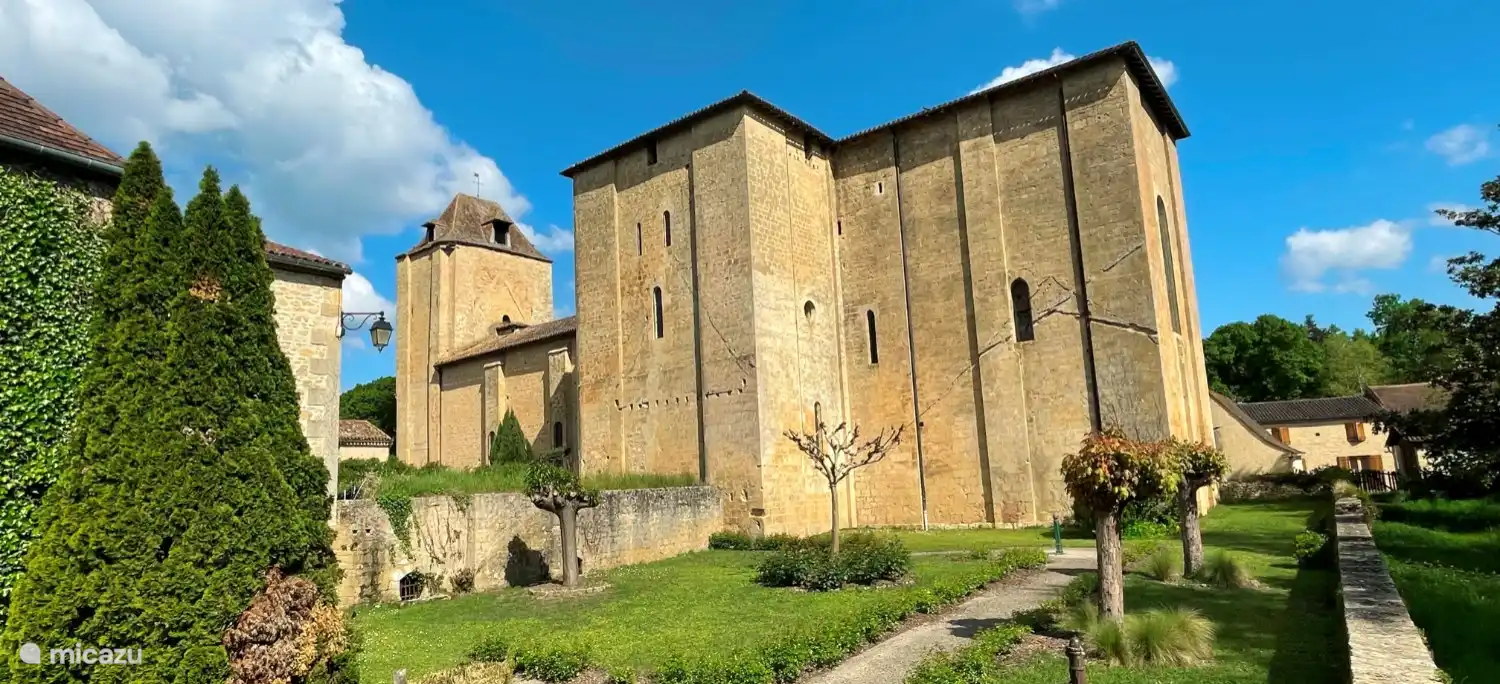 De versterkte kerk van Trémolat uit de 12e eeuw