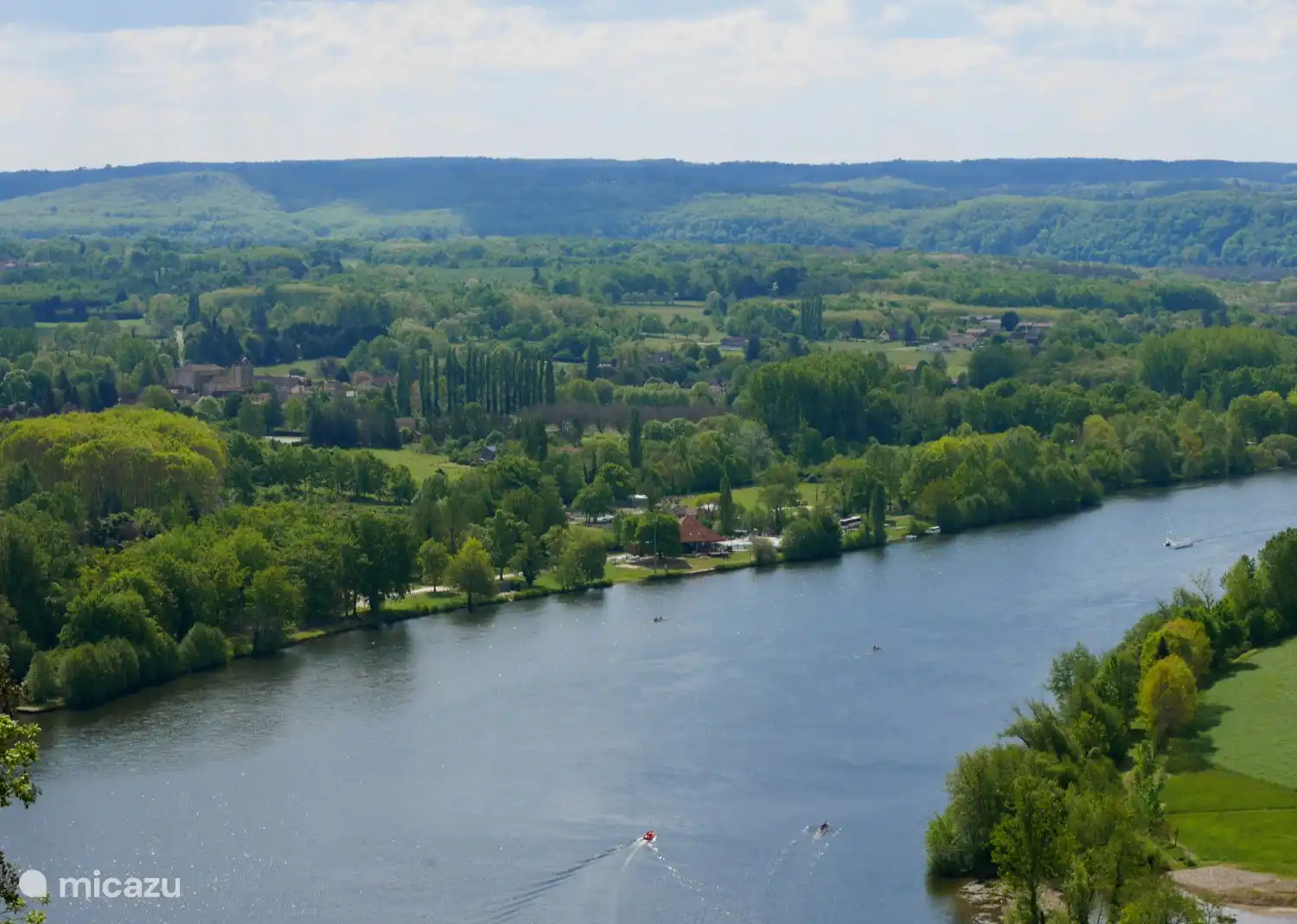 Uitzicht op de nautische basis en het dorp Trémolat aan de rivier de Dordogne