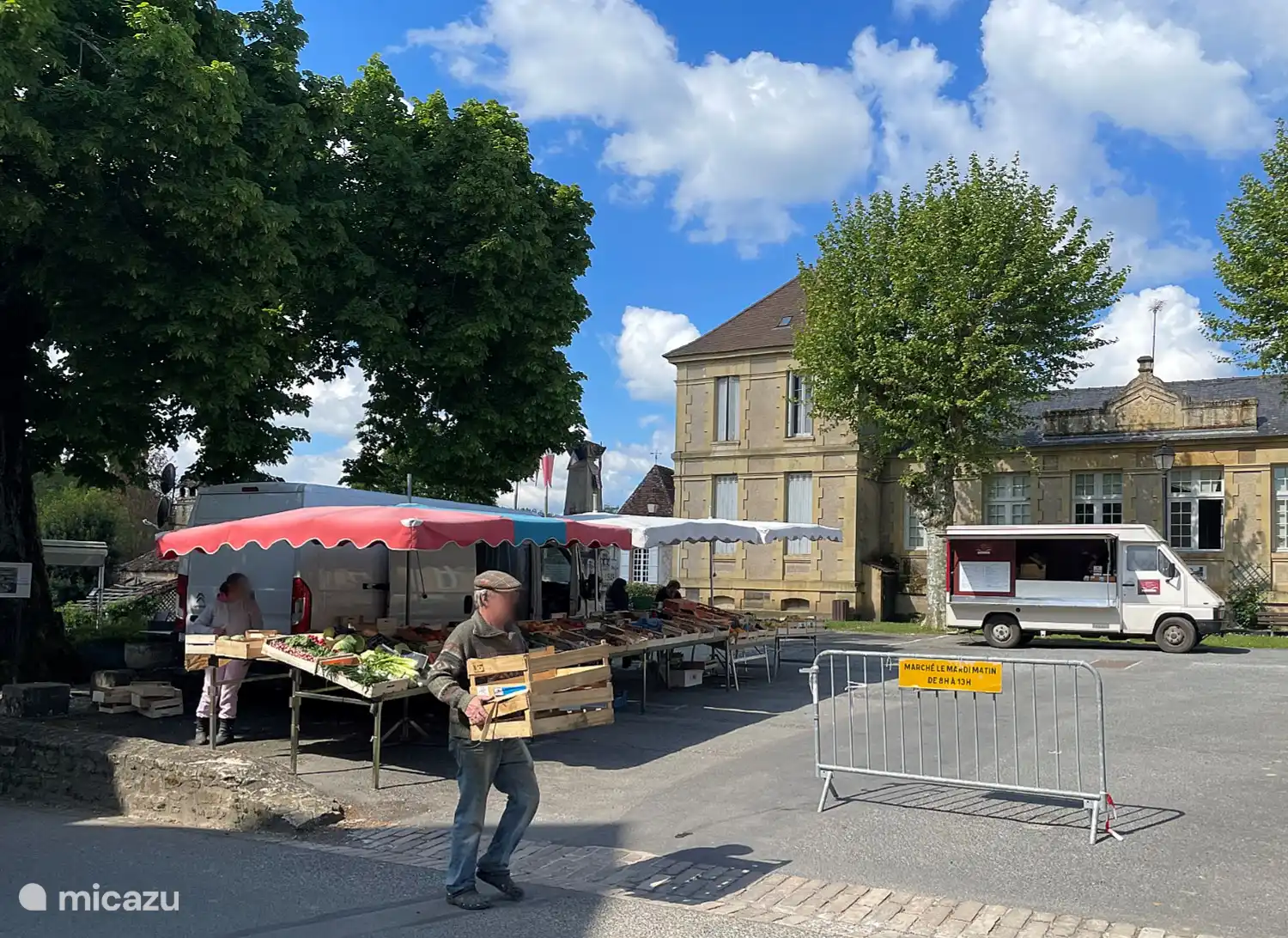 De kleine markt elke dinsdagochtend in Trémolat