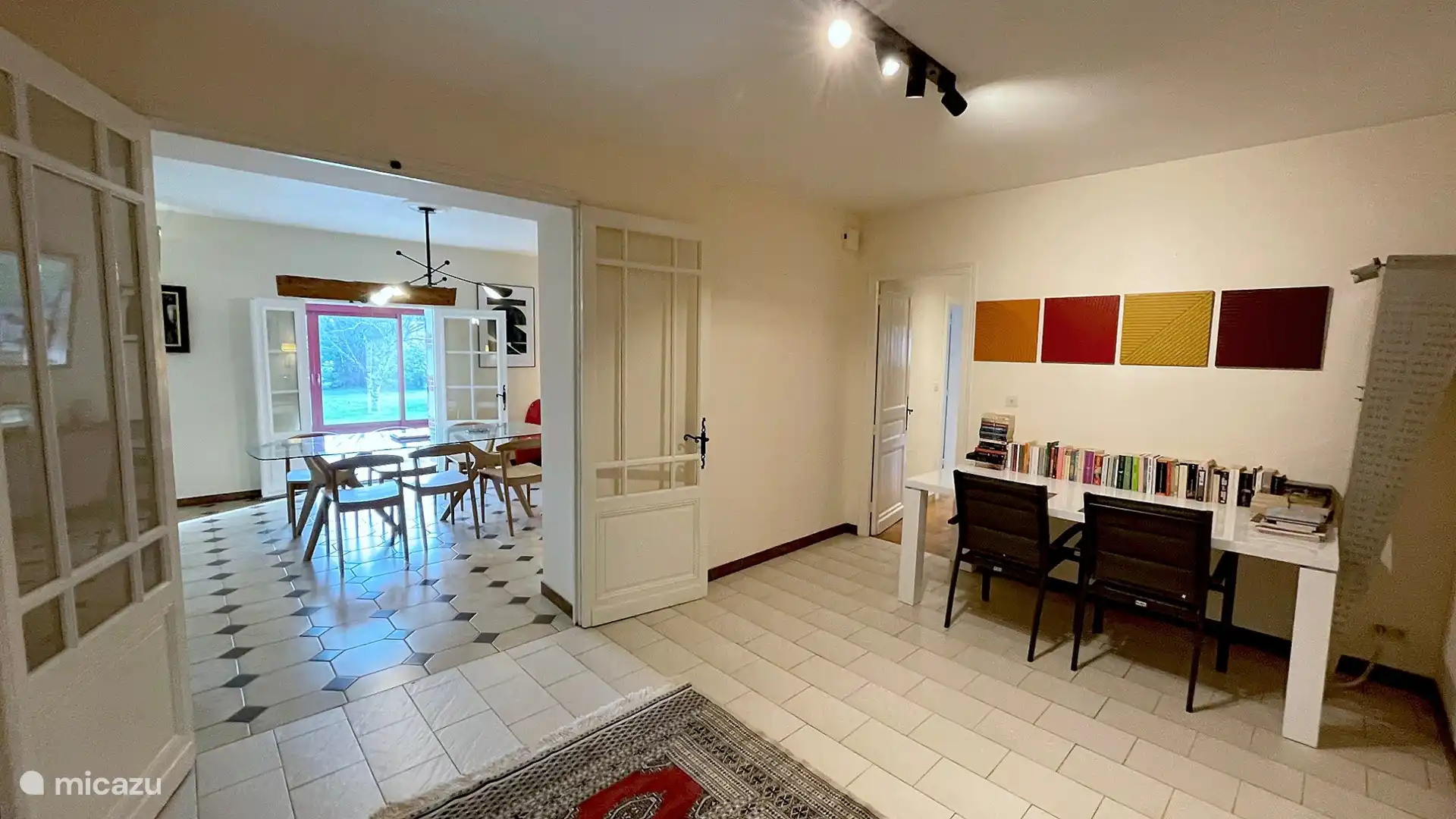 Tussen de keuken en de eetkamer een ruimte om te schrijven, te lezen, te spelen...