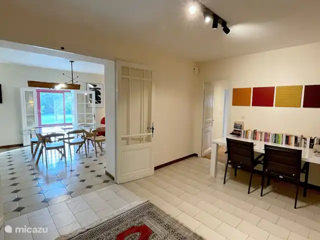 Villa dans village typique Dordogne | France, Dordogne, Trémolat - villa Entre la cuisine et la salle à manger, un espace pour écrire, lire, jouer...
