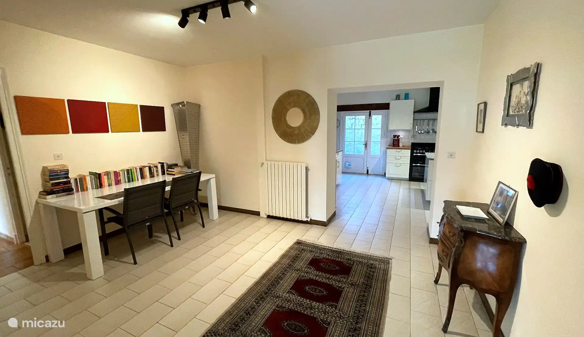 Tussen de keuken en de eetkamer een ruimte om te schrijven, te lezen, te spelen...