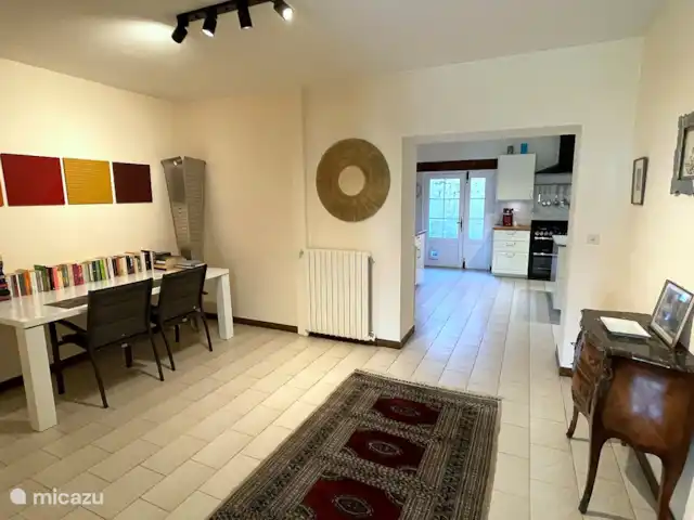Villa dans village typique Dordogne | France, Dordogne, Trémolat - villa Entre la cuisine et la salle à manger, un espace pour écrire, lire, jouer...