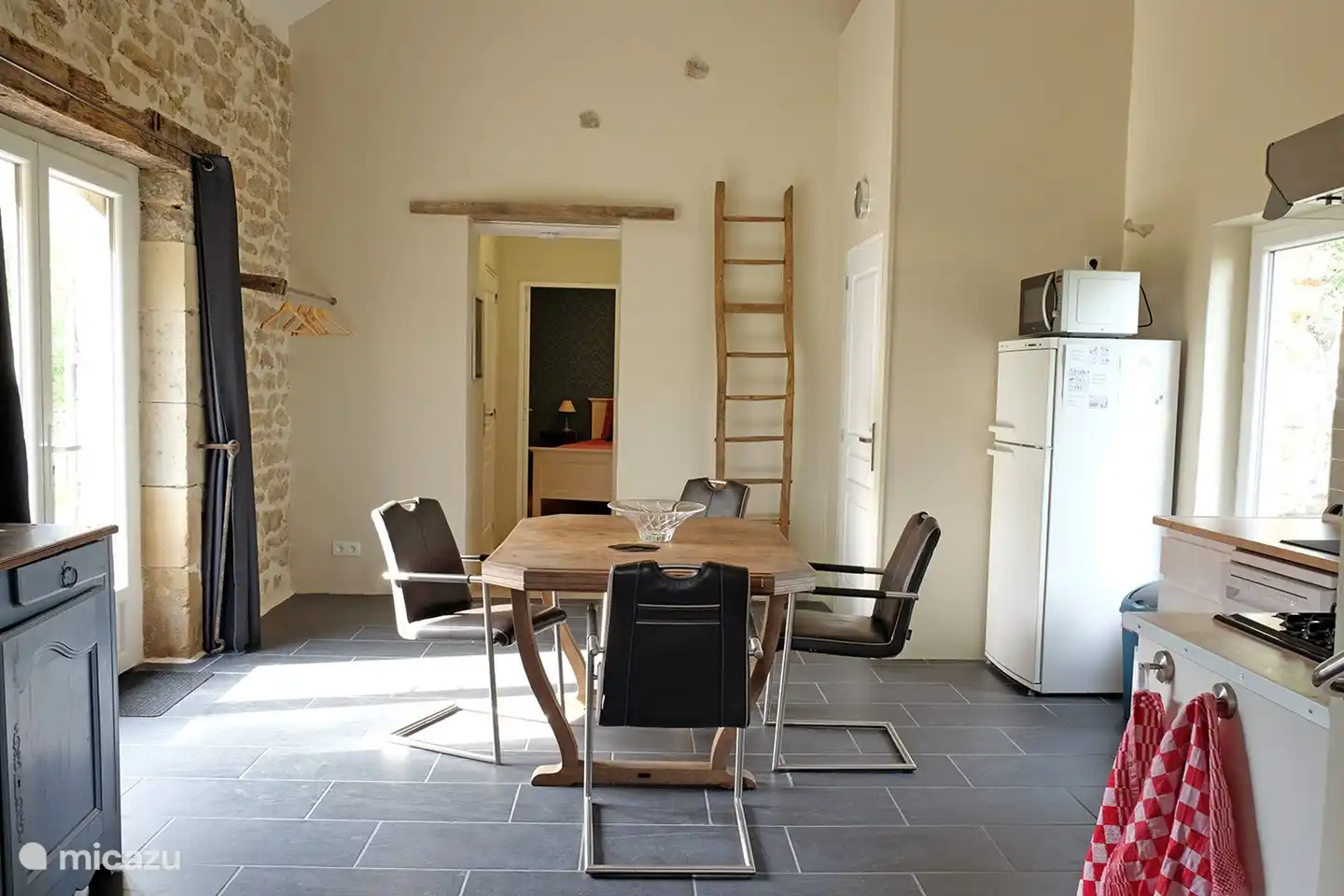 Die Küche mit Blick auf das Schlafzimmer