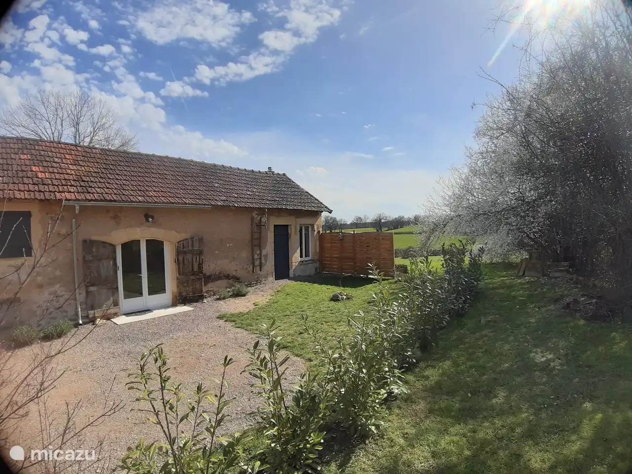 Die Gîte liegt in Alleinlage mit wunderschönem Blick auf die Wiesen im Hintergrund