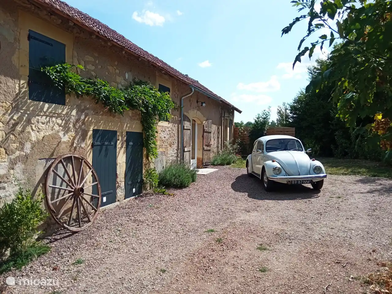 Der großzügige Parkplatz vor der Unterkunft