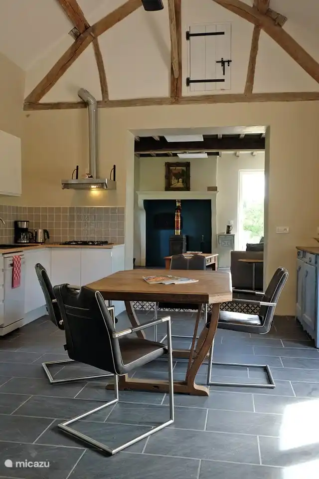 Küche und Wohnzimmer