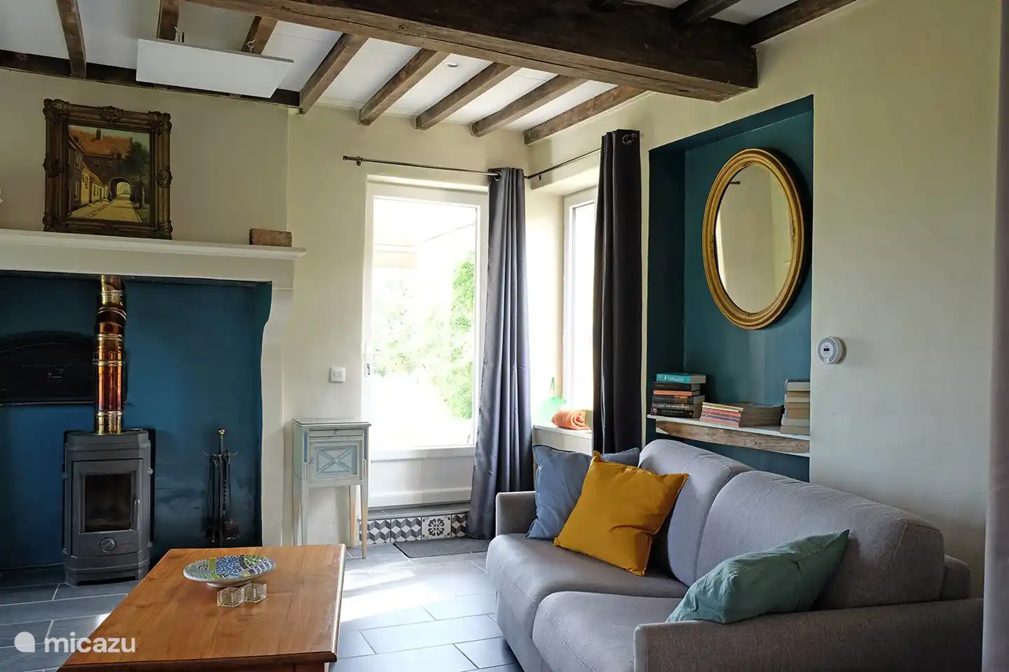 Das Wohnzimmer mit Zugang zur Terrasse