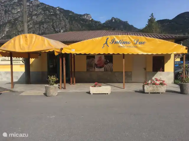 New York 9 | Italie, Lacs italiens , Porlezza - chalet Supermarché du camping avec café et glacier