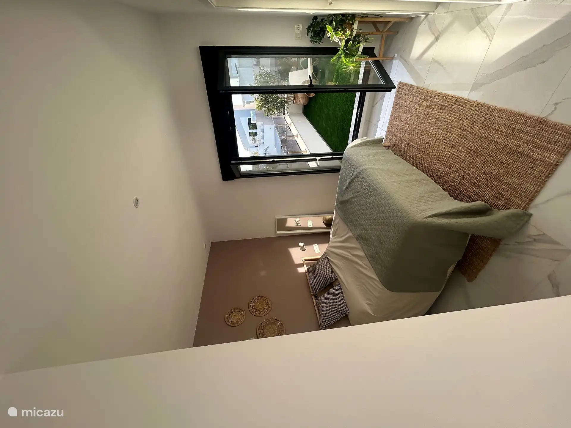 Schlafzimmer 3, Etage 1 mit Zugang zum Balkon. Schlafzimmer mit eigenem Bad.