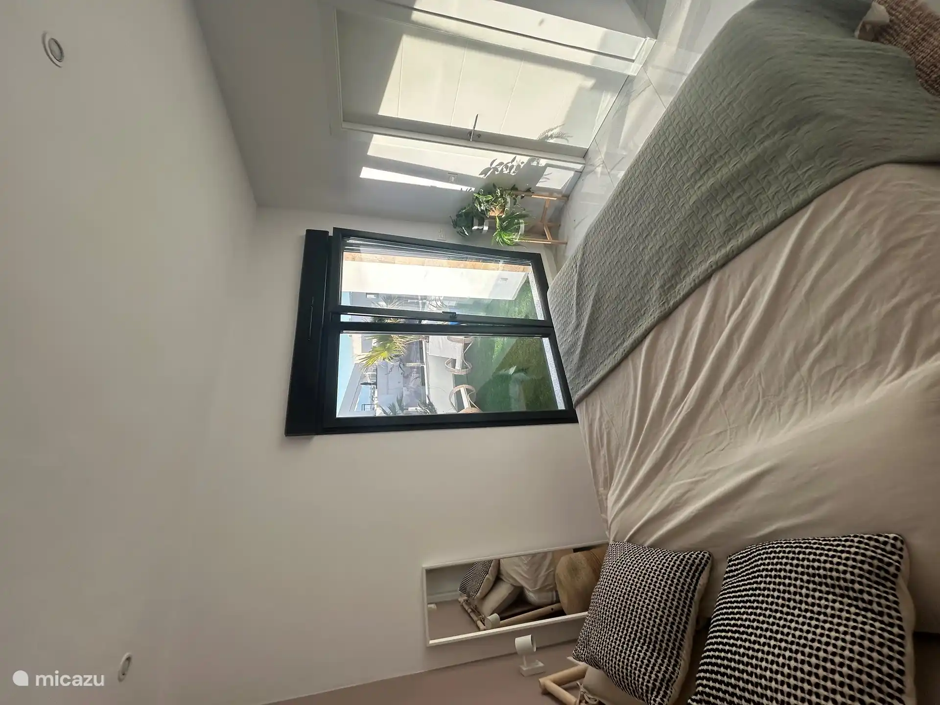 Balkon mit eigenem Bad.