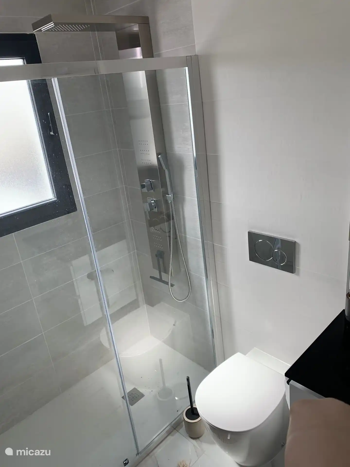 Ensuite-Badezimmer 2 mit luxuriöser Wellnessdusche (mehrere Einstellungen).