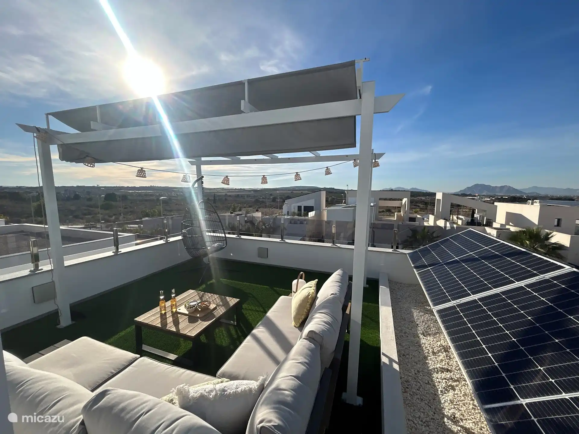 Sonnendurchflutete Dachterrasse mit Lounge-Set.