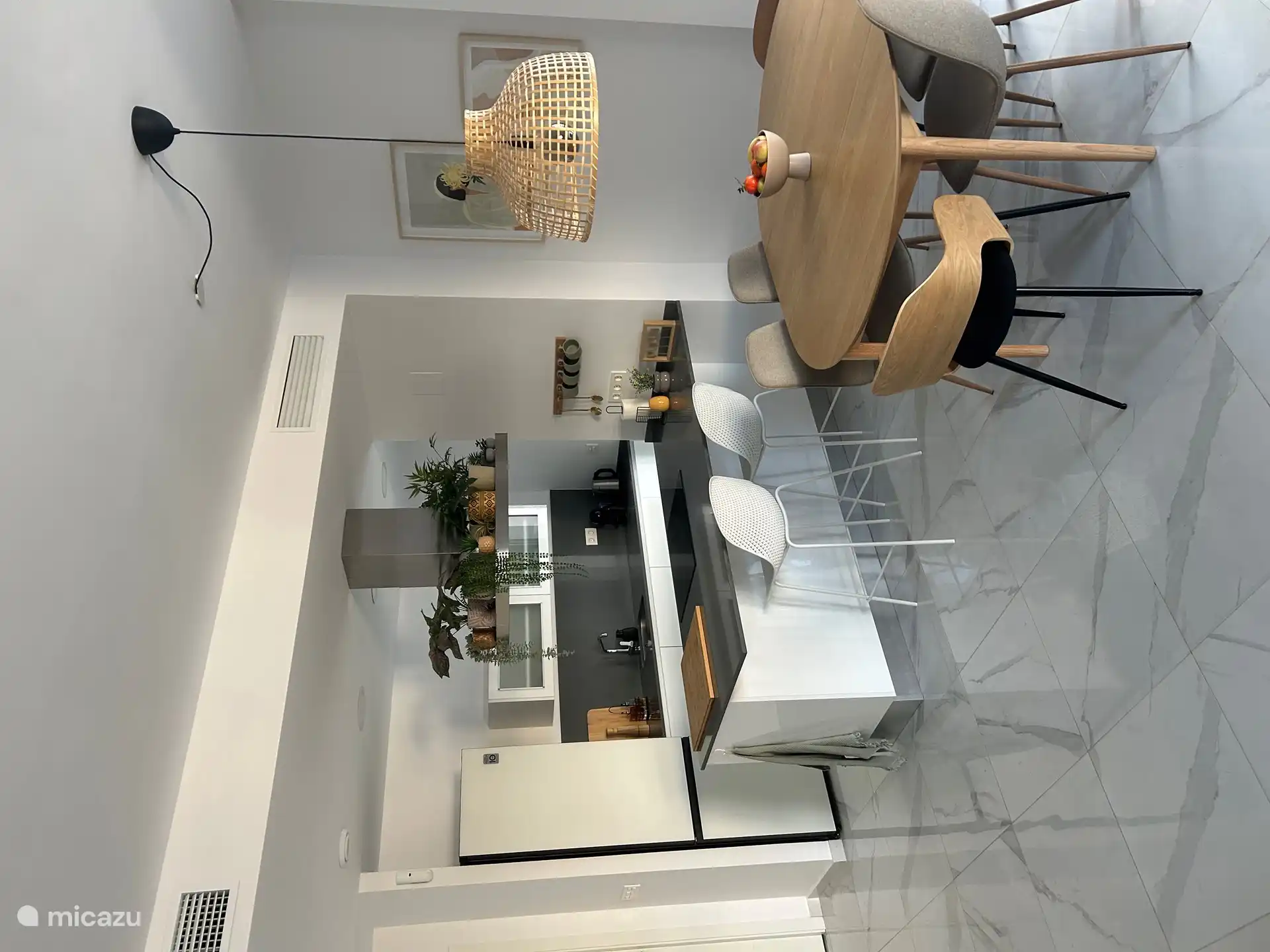 Offene Küche mit Backofen, Kühlschrank, Gefrierschrank, Waschmaschine, Trockner, Nespresso Dolce Gusto, Wasserkocher.