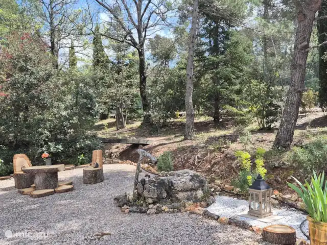 Revé d'Azur en Francia, Var, Nans-les-Pins - casa vacacional Nuestra nueva sala de estar al aire libre en el jardín con vista a los árboles circundantes