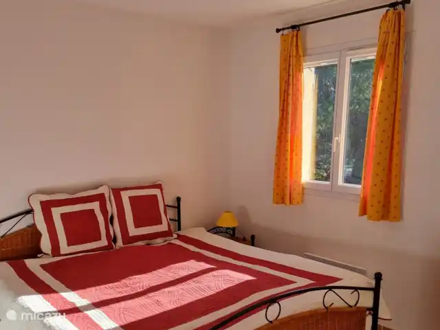 Revé d'Azur en Francia, Var, Nans-les-Pins - casa vacacional Amplio dormitorio 2 en planta con aparadores, armarios empotrados y mucho más.
Hermosa vista del jardín, la piscina y el parque circundante