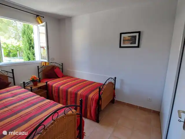 Revé d'Azur en Francia, Var, Nans-les-Pins - casa vacacional Dormitorio 3 en el piso. 2 camas individuales, gran armario empotrado