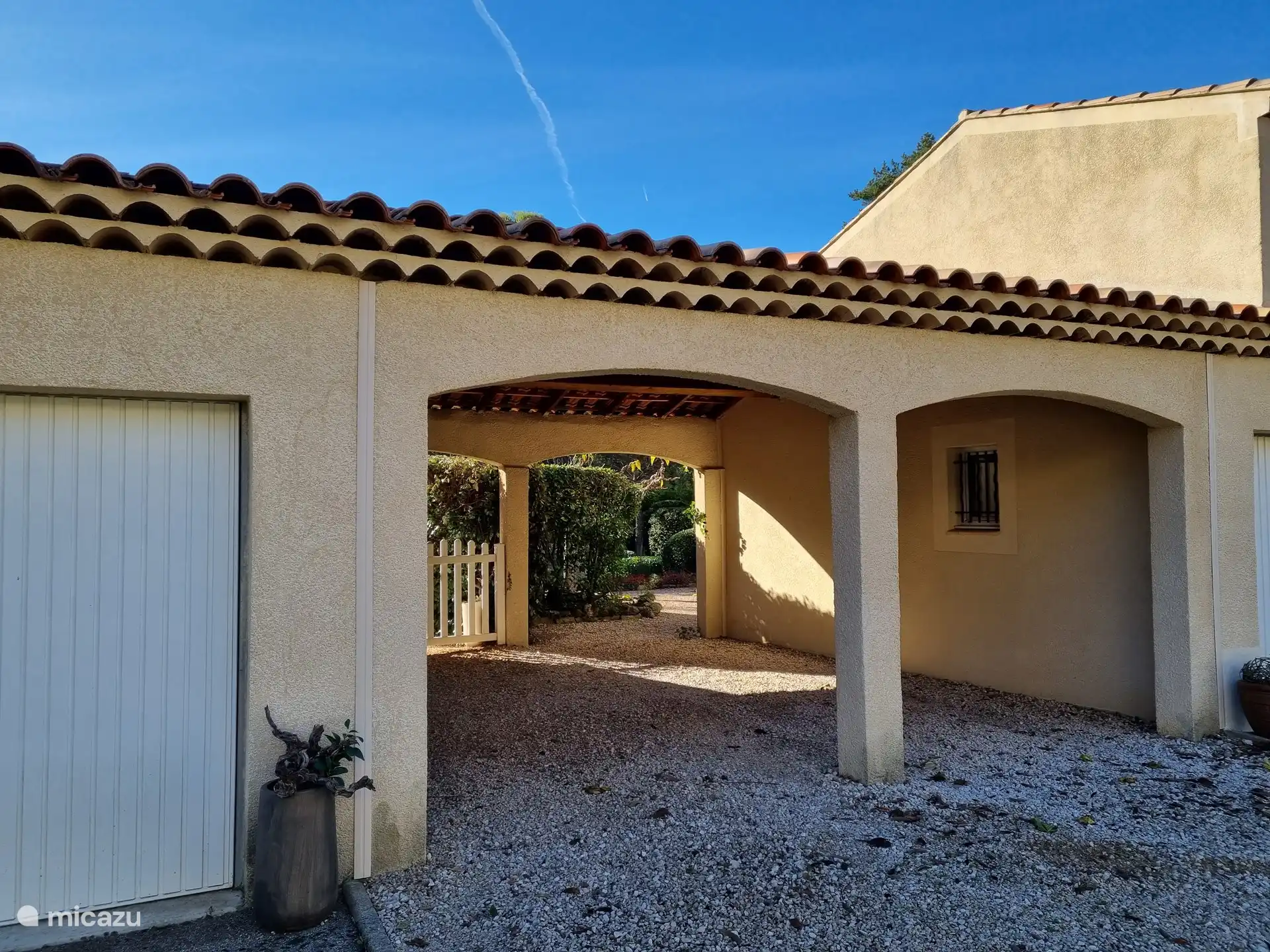 Carport, left side belongs to Villa REVE d&#39;AZUR and provides shade for the car even in the heat