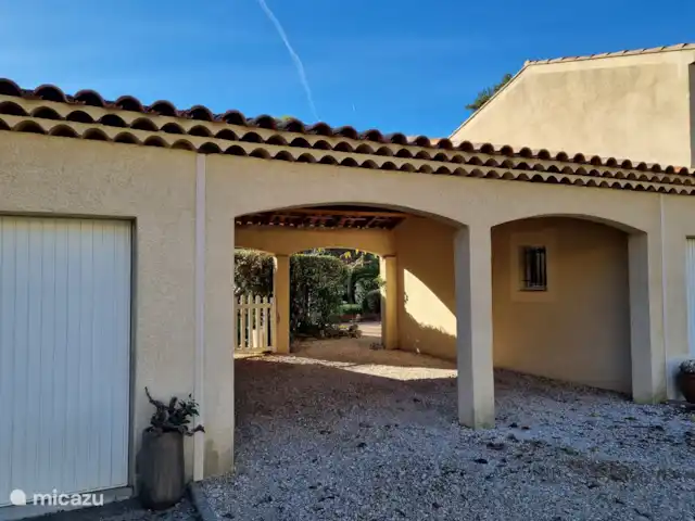 Revé d'Azur en Francia, Var, Nans-les-Pins - casa vacacional Cochera, el lado izquierdo pertenece a Villa REVE d'AZUR y proporciona sombra para el coche incluso con el calor