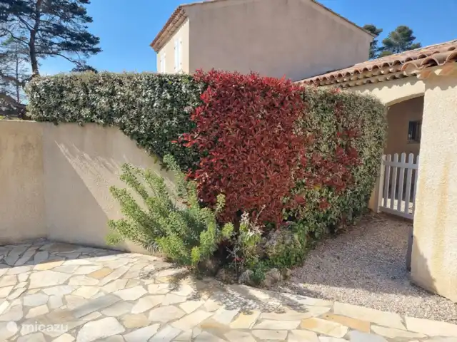Revé d'Azur en Francia, Var, Nans-les-Pins - casa vacacional Entrada desde la cochera también directamente al jardín