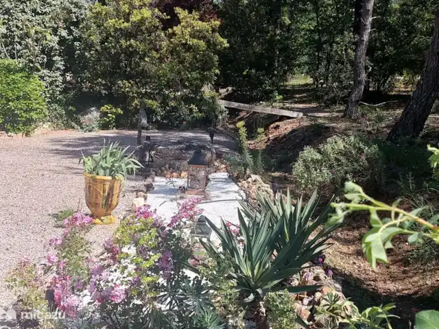 Revé d'Azur en Francia, Var, Nans-les-Pins - casa vacacional parte del jardín con un arroyo a la derecha