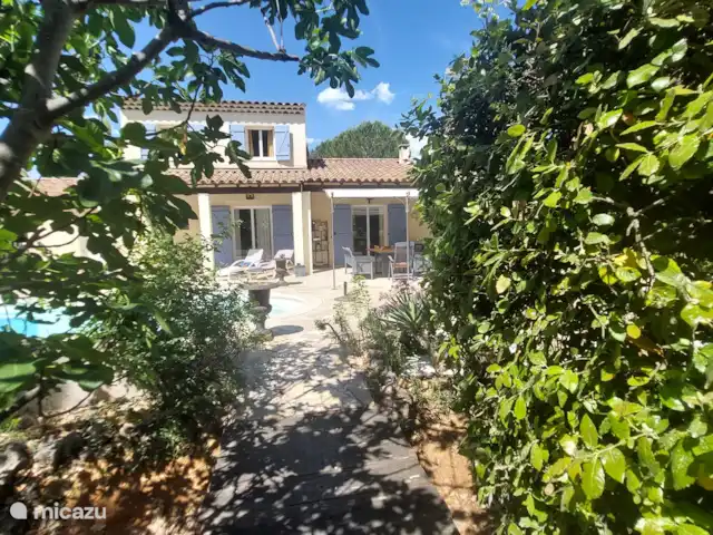 Revé d'Azur en Francia, Var, Nans-les-Pins - casa vacacional Vista desde el jardín a la casa y la piscina